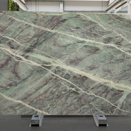 Kamenn&aacute; deska z kvarcitu Vesuvio v zelen&eacute; barvě 