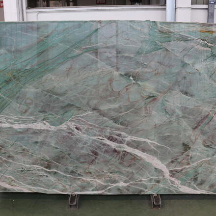 Zelen&aacute; kamenn&aacute; deska kvarcitu Vesuvio s v&yacute;raznou kresbou 