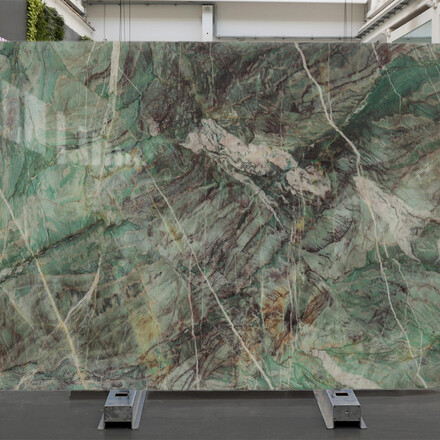 Kamenná deska zeleného kvarcitu Vesuvio s výraznou kresbou v barvě černé, bílé a šedé Kamenná deska zeleného kvarcitu Vesuvio s výraznou kresbou v barvě černé, bílé a šedé