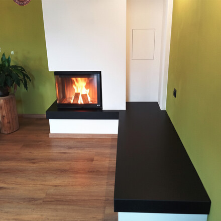 Čern&aacute; krbov&aacute; ř&iacute;msa z kamene Nero Assoluto Zimbabwe