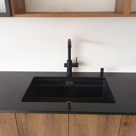 Žulov&aacute; kuchyňsk&aacute; deska z čern&eacute; žuly Star galaxy - dřez se spodn&iacute; mont&aacute;ž&iacute;, v&yacute;řez pro baterii a d&aacute;vkovač sapon&aacute;tu