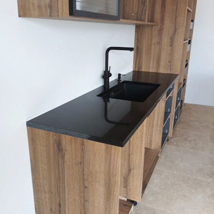 Žulov&aacute; pracovn&iacute; deska z př&iacute;rodn&iacute;ho kamene Star Galaxy - dřez se spodn&iacute; mont&aacute;ž&iacute;