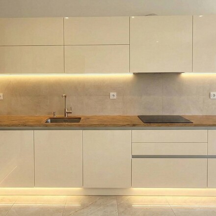 Bílá kuchyňská deska s kamennou pracovní deskou z kvarcitu Las Vegas Rock