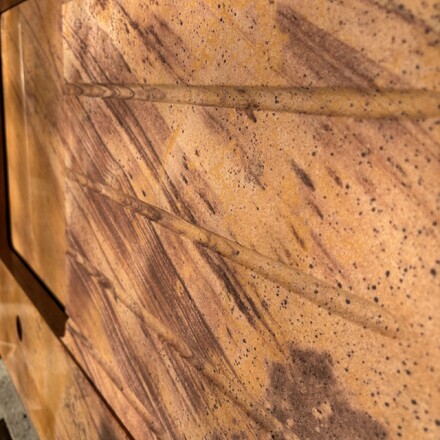 Kamenn&aacute; pracovn&iacute; deska z kvarcitu Las Vegas Rock - vyfr&eacute;zovan&aacute; odkapov&aacute; plocha s odkapov&yacute;mi dr&aacute;žkami