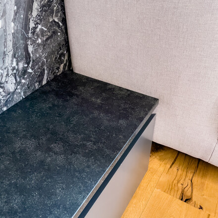 Detail krbov&eacute; ř&iacute;msy z kart&aacute;čovan&eacute; žuly MIST BLACK, na ř&iacute;msu navazuje velkoform&aacute;tov&aacute; deska z mramoru ARABESCATO GRIGIO, zak&aacute;zkov&aacute; v&yacute;roba TONE OF STONE