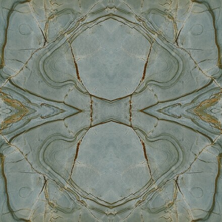 Detail kresby a zbarvení kvarcitu BLUE ROMA, přírodní kámen s velmi univerzálním použitím. Zakázkové kamenictví TONE OF STONE. 