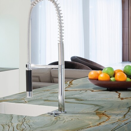 Exotický kvarcit BLUE ROMA je vhodný pro výrobu parapetů, koupelnových a kuchyňských pracovních desek, exkluzivních stolů, obkladů, dlažeb. Zakázkové kamenictví TONE OF STONE