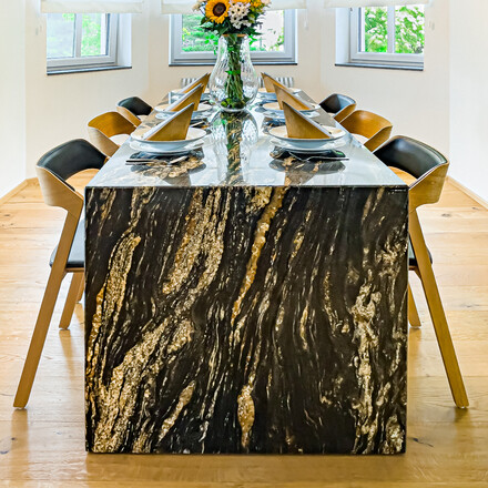 J&iacute;deln&iacute; stůl na zak&aacute;zku, př&iacute;rodn&iacute; k&aacute;men - exkluzivn&iacute; brazilsk&aacute; žula MAGMA BLACK, spoje jednotliv&yacute;ch desek jsou lepen&eacute; pod &uacute;hlem 45&deg;, kamenictv&iacute; TONE OF STONE.