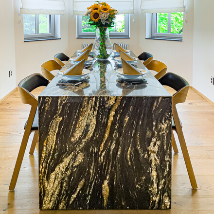 Exkluzivní jídelní stůl, práce na zakázku, přírodní kámen - exkluzivní brazilská žula MAGMA BLACK, spoje jednotlivých desek jsou lepené pod úhlem 45°, kamenictví TONE OF STONE. Exkluzivní jídelní stůl, práce na zakázku, přírodní kámen - exkluzivní brazilská žula MAGMA BLACK, spoje jednotlivých desek jsou lepené pod úhlem 45°, kamenictví TONE OF STONE.