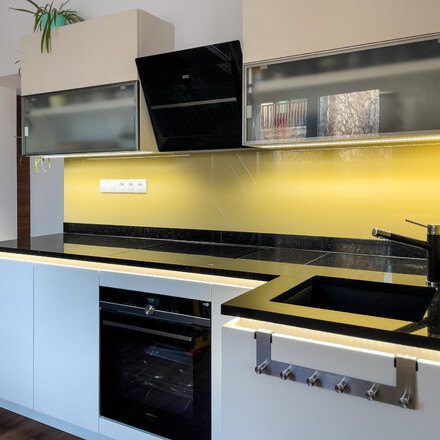 Kamenná kuchyňská deska - leštěná černá žula s třpytivými fragmenty - STAR GALAXY, deska ve tvaru písmene L Kamenná kuchyňská deska - leštěná černá žula s třpytivými fragmenty - STAR GALAXY, deska ve tvaru písmene L