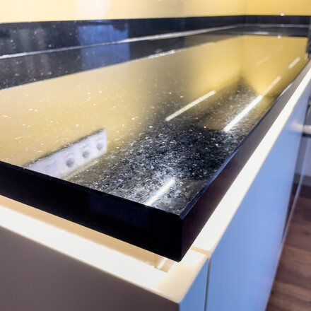 Kamenná kuchyňská deska - leštěná černá žula s třpytivými fragmenty - STAR GALAXY, detail hrany Kamenná kuchyňská deska - leštěná černá žula s třpytivými fragmenty - STAR GALAXY, detail hrany