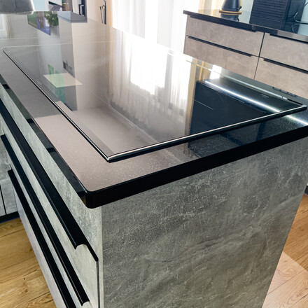 Kamenná kuchyňská pracovní deska, černá žula PREMIUM BLACK, detail osazení varné desky