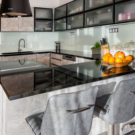 Kamenná kuchyňská pracovní deska, černá žula PREMIUM BLACK, detail hrany