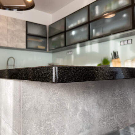 Kamenná kuchyňská pracovní deska, přírodní kámen - černá žula PREMIUM BLACK, detail hrany desky