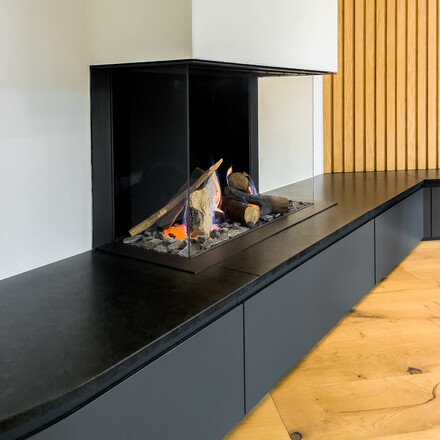 Krbová římsa z kartáčované žuly MIST BLACK, zakázková výroba TONE OF STONE Krbová římsa z kartáčované žuly MIST BLACK, zakázková výroba TONE OF STONE