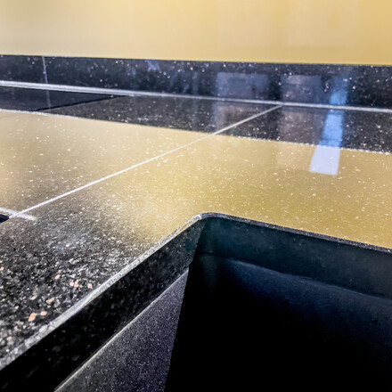 Kuchyňská pracovní deska z přírodního kamene - leštěná černá žula s třpytivými fragmenty - STAR GALAXY, detail hrany a spoje dvou dílů desek Kuchyňská pracovní deska z přírodního kamene - leštěná černá žula s třpytivými fragmenty - STAR GALAXY, detail hrany a spoje dvou dílů desek