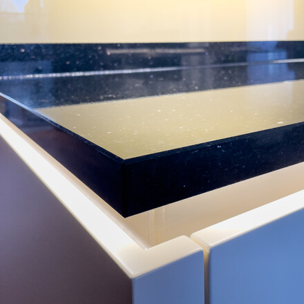 Kuchyňská pracovní deska z přírodního kamene - leštěná černá žula s třpytivými fragmenty - STAR GALAXY, detail hrany Kuchyňská pracovní deska z přírodního kamene - leštěná černá žula s třpytivými fragmenty - STAR GALAXY, detail hrany