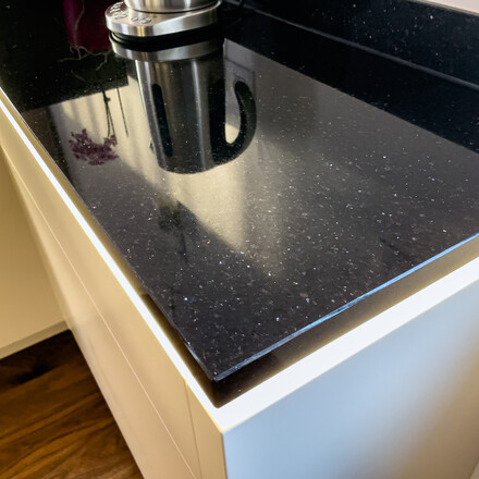 Kuchyňská pracovní deska z přírodního kamene - leštěná černá žula s třpytivými fragmenty - STAR GALAXY, detail hrany Kuchyňská pracovní deska z přírodního kamene - leštěná černá žula s třpytivými fragmenty - STAR GALAXY, detail hrany