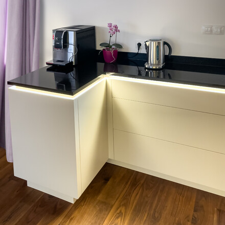 Kuchyňsk&aacute; pracovn&iacute; deska z př&iacute;rodn&iacute;ho kamene - le&scaron;těn&aacute; čern&aacute; žula s třpytiv&yacute;mi fragmenty - STAR GALAXY