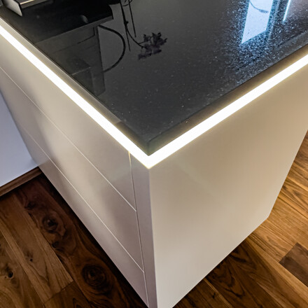 Kuchyňsk&aacute; pracovn&iacute; deska z př&iacute;rodn&iacute;ho kamene - le&scaron;těn&aacute; čern&aacute; žula s třpytiv&yacute;mi fragmenty - STAR GALAXY, detail hrany, TONE OF STONE