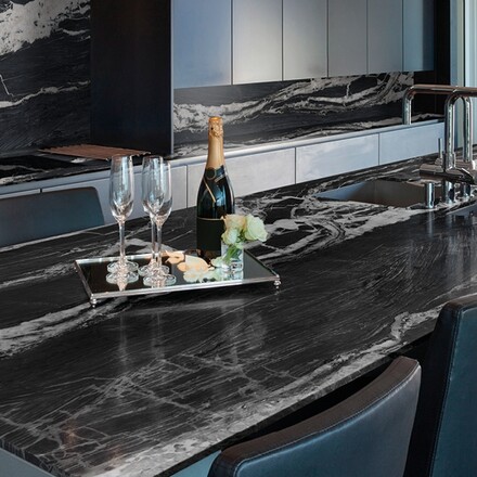 Kvarcit BRINDLE CRYSTALL z Brazílie je vhodný pro výrobu koupelnových a kuchyňských pracovních desek, krbových říms, obkladů, dlažeb, parapet, stolových desek a dalších výrobků z přírodního kamene. Zakázkové kamenictví TONE OF STONE