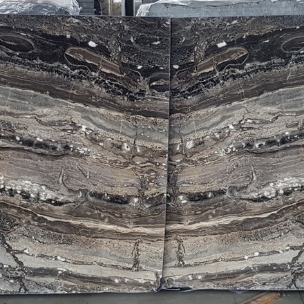 Mramor ARABESCATO GRIGIO - &scaron;ed&yacute; př&iacute;rodn&iacute; k&aacute;men s v&yacute;raznou strukturou a zaj&iacute;mav&yacute;m designem, kter&yacute; m&aacute; velmi &scaron;irok&eacute; využit&iacute; v interi&eacute;ru. Obl&iacute;ben zejm&eacute;na d&iacute;ky sv&eacute;mu v&yacute;jimečn&eacute;mu vzhledu. Země původu It&aacute;lie. Mramor je vhodn&yacute; pro v&yacute;robu parapetů, kuchyňsk&yacute;ch a koupelnov&yacute;ch desek, obklady schodů, dlažby, v&yacute;robu exkluzivn&iacute;ch sprchov&yacute;ch koutů, designov&yacute;ch stolů a dal&scaron;&iacute; produkty z př&iacute;rodn&iacute;ho kamene. Skladem v kamenictv&iacute; TONE OF STONE.