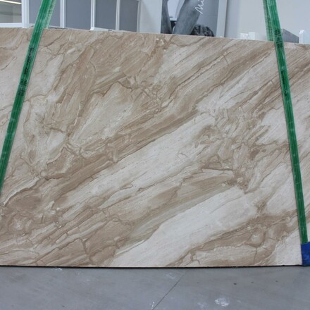 Mramor DAINO - př&iacute;rodn&iacute; k&aacute;men původem z It&aacute;lie. Dominantn&iacute; b&eacute;žovou barvu doplňuj&iacute; &scaron;ed&eacute; a hněd&eacute; t&oacute;ny. Tento mramor je vhodn&yacute; pro v&yacute;robu parapetů, stolov&yacute;ch desek, obklady stěn a krbů, obložen&iacute; schodi&scaron;ť, koupelnov&yacute;ch a kuchyňsk&yacute;ch desek a dal&scaron;&iacute; designov&eacute; produkty. Skladem v kamenictv&iacute; TONE OF STONE.