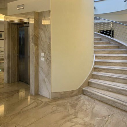 Mramor DAINO - př&iacute;rodn&iacute; k&aacute;men původem z It&aacute;lie. Dominantn&iacute; b&eacute;žovou barvu doplňuj&iacute; &scaron;ed&eacute; a hněd&eacute; t&oacute;ny. Tento mramor je vhodn&yacute; pro v&yacute;robu parapetů, stolov&yacute;ch desek, obklady stěn a krbů, obložen&iacute; schodi&scaron;ť, koupelnov&yacute;ch a kuchyňsk&yacute;ch desek a dal&scaron;&iacute; designov&eacute; produkty. Skladem v kamenictv&iacute; TONE OF STONE.