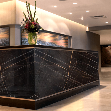 Mramor Sahara Noir - exkluzivn&iacute; př&iacute;rodn&iacute; k&aacute;men, země původu Tunisko, vhodn&yacute; pro parapety, kuchyňsk&eacute; a koupelnov&eacute; desky, obklady, v&yacute;robu luxusn&iacute;ch kamenn&yacute;ch stolů a dal&scaron;&iacute;ch produktů, Skladem v kamenictv&iacute; TONE OF STONE.