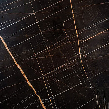 Mramor Sahara Noir - exkluzivn&iacute; př&iacute;rodn&iacute; k&aacute;men, země původu Tunisko, vhodn&yacute; pro parapety, kuchyňsk&eacute; a koupelnov&eacute; desky, obklady, v&yacute;robu luxusn&iacute;ch kamenn&yacute;ch stolů a dal&scaron;&iacute;ch produktů, Skladem v kamenictv&iacute; TONE OF STONE.