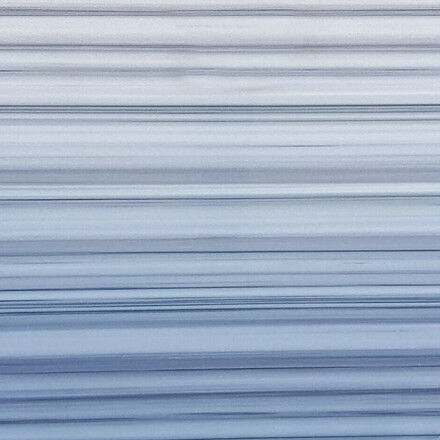 Mramor Striato Olimpo (t&eacute;ž označov&aacute;n jako OLIMPICO), n&aacute;dhern&yacute; př&iacute;rodn&iacute; k&aacute;men s v&yacute;raznou pravidelnou kresbou. Dominantn&iacute; &scaron;ed&aacute; barva s modr&yacute;mi t&oacute;ny, země původu Turecko. Tento mramor je vhodn&yacute; pro parapety, kuchyňsk&eacute; desky, dlažby, obklady, stolov&eacute; desky, obklady krbů nebo v&yacute;robu dal&scaron;&iacute;ch v&yacute;robků. Skladem v kamenictv&iacute; TONE OF STONE.