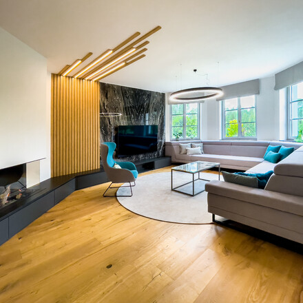 Obložen&iacute; krbov&eacute; ř&iacute;msy z kart&aacute;čovan&eacute; žuly MIST BLACK v kombinaci s obkladem stěny tzv. "do knihy" z mramoru ARABESCATO GRIGIO, zak&aacute;zkov&aacute; v&yacute;roba TONE OF STONE 