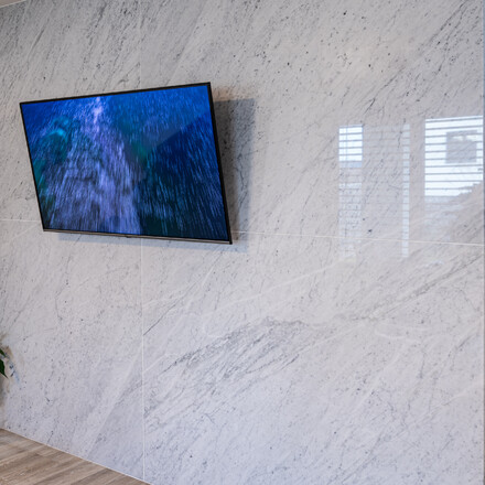 Obložení stěny v interiéru přírodním kamenem - luxusní mramor Bianco Carrara, kamenictví Tone Of Stone, zakázka na míru