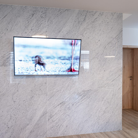 Obložen&iacute; stěny v interi&eacute;ru př&iacute;rodn&iacute;m kamenem - luxusn&iacute; mramor Bianco Carrara, kamenictv&iacute; Tone Of Stone, zak&aacute;zka na m&iacute;ruzak&aacute;zka na m&iacute;ru