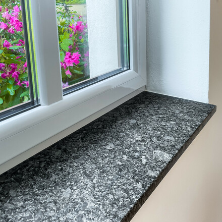 Př&iacute;rodn&iacute; žula Steel Grey - kamenn&yacute; parapet z př&iacute;rodn&iacute; žuly v kart&aacute;čovan&eacute;m povrchu