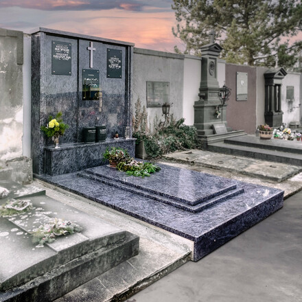 Rodinn&aacute; hrobka se soklem, př&iacute;rodn&iacute; k&aacute;men - modr&aacute; žula Orion, tlou&scaron;ťka kamene 5 a 7 cm, zadn&iacute; stěna 220x220 cm, p&iacute;skovan&eacute; p&iacute;smo, zak&aacute;zkov&aacute; v&yacute;roba.    