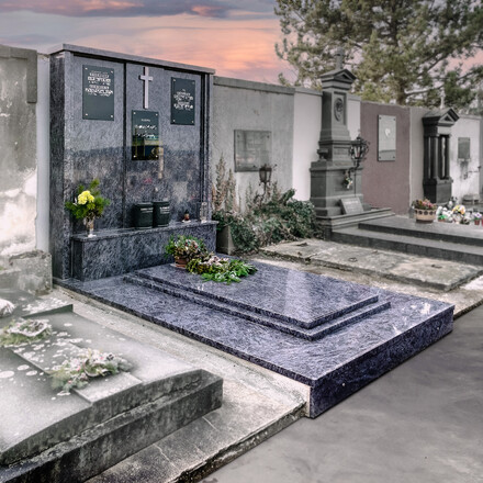 Rodinná hrobka se soklem, přírodní kámen - modrá žula Orion, tloušťka kamene 5 a 7 cm, zadní stěna 220x220 cm, pískované písmo, zakázková výroba.