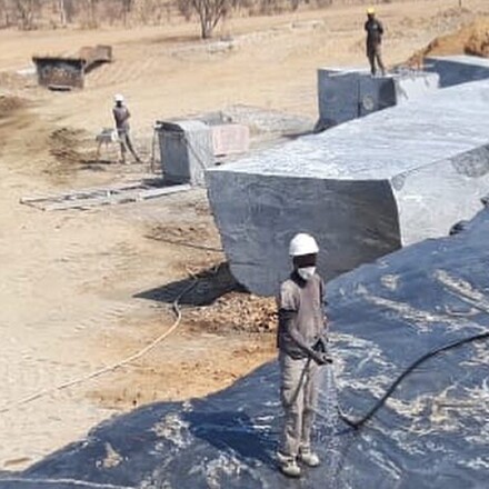 Těžba exotického kvarcitu AFRICAN FUSION, země původu Namibie. Zakázkové kamenictví TONE OF STONE 