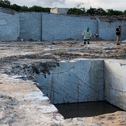Těžba kvarcitu BLUE ROMA, původem z Brazílie, zakázkové kamenictví TONE OF STONE