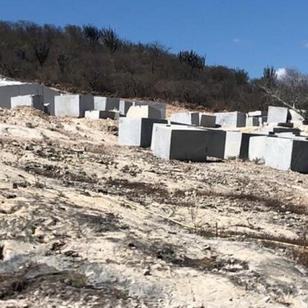 Těžba kvarcitu CARNIA GREY původem z Brazílie, zakázkové kamenictví TONE OF STONE