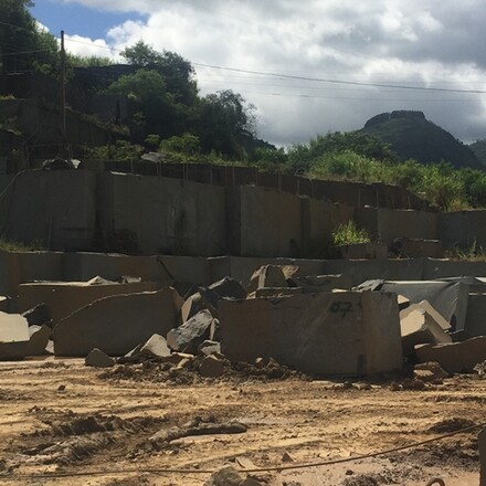 Těžba přírodního kamene, žula JURASSIC BLACK, původ Brazílie, kamenictví TONE OF STONE