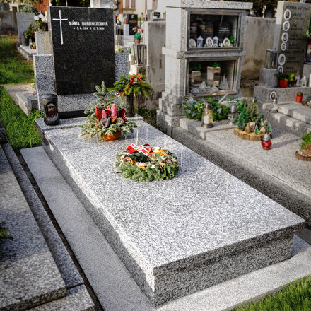 TONE OF STONE - kompletn&iacute; hřbitovn&iacute; architektura na zak&aacute;zku, zde jednohrob z př&iacute;rodn&iacute;ho kamene - materi&aacute;l žula Impala/Tarn, chodn&iacute;čky žula Padang Crystal, kamenn&eacute; dekorace ze žuly Impala.
