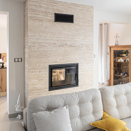 TRAVERTIN ROMANO CLASSICO - př&iacute;rodn&iacute; k&aacute;men z It&aacute;lie. Velmi obl&iacute;ben d&iacute;ky sv&eacute;mu elegantn&iacute;mu vzhledu a decentn&iacute; b&eacute;žov&eacute; kresbě, kter&aacute; se dobře kombinuje. Je vhodn&yacute; pro v&yacute;robu parapetů, obkladů, dlažeb, stolov&yacute;ch desek, krbov&yacute;ch ř&iacute;ms a pro řadu dal&scaron;&iacute;ch v&yacute;robků z př&iacute;rodn&iacute;ho kamene, skladem v kamenictv&iacute; TONE OF STONE.