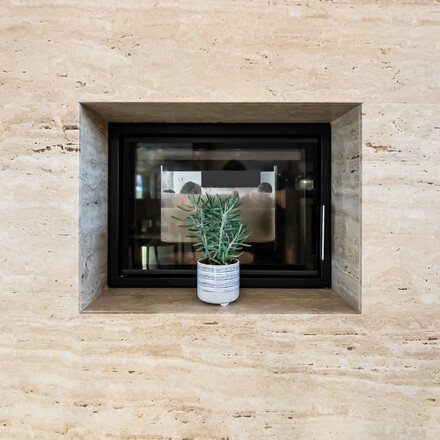 TRAVERTIN ROMANO CLASSICO - př&iacute;rodn&iacute; k&aacute;men z It&aacute;lie. Velmi obl&iacute;ben d&iacute;ky sv&eacute;mu elegantn&iacute;mu vzhledu a decentn&iacute; b&eacute;žov&eacute; kresbě, kter&aacute; se dobře kombinuje. Je vhodn&yacute; pro v&yacute;robu parapetů, obkladů, dlažeb, stolov&yacute;ch desek, krbov&yacute;ch ř&iacute;ms a pro řadu dal&scaron;&iacute;ch v&yacute;robků z př&iacute;rodn&iacute;ho kamene, skladem v kamenictv&iacute; TONE OF STONE.