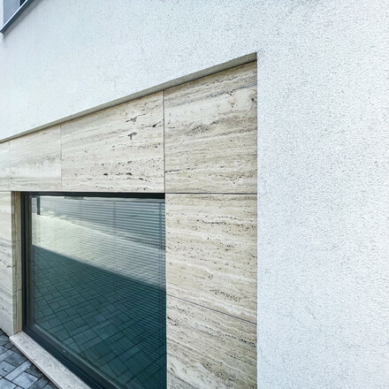 TRAVERTIN ROMANO CLASSICO - př&iacute;rodn&iacute; k&aacute;men z It&aacute;lie. Velmi obl&iacute;ben d&iacute;ky sv&eacute;mu elegantn&iacute;mu vzhledu a decentn&iacute; b&eacute;žov&eacute; kresbě, kter&aacute; se dobře kombinuje. Je vhodn&yacute; pro v&yacute;robu parapetů, obkladů, dlažeb, stolov&yacute;ch desek, krbov&yacute;ch ř&iacute;ms a pro řadu dal&scaron;&iacute;ch v&yacute;robků z př&iacute;rodn&iacute;ho kamene, skladem v kamenictv&iacute; TONE OF STONE.