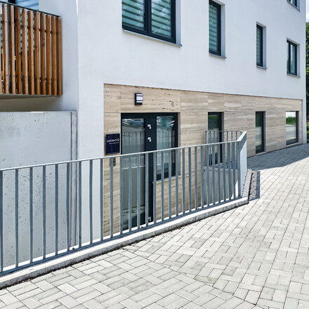 TRAVERTIN ROMANO CLASSICO - př&iacute;rodn&iacute; k&aacute;men z It&aacute;lie. Velmi obl&iacute;ben d&iacute;ky sv&eacute;mu elegantn&iacute;mu vzhledu a decentn&iacute; b&eacute;žov&eacute; kresbě, kter&aacute; se dobře kombinuje. Je vhodn&yacute; pro v&yacute;robu parapetů, obkladů, dlažeb, stolov&yacute;ch desek, krbov&yacute;ch ř&iacute;ms a pro řadu dal&scaron;&iacute;ch v&yacute;robků z př&iacute;rodn&iacute;ho kamene, skladem v kamenictv&iacute; TONE OF STONE.