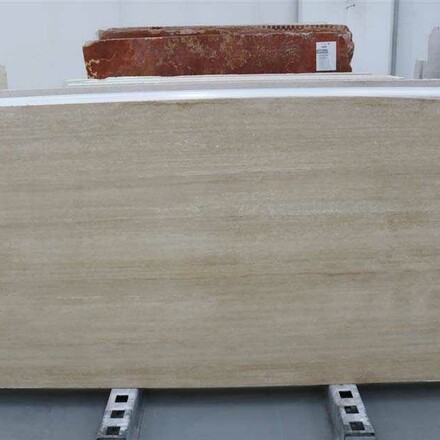 TRAVERTIN ROMANO CLASSICO - př&iacute;rodn&iacute; k&aacute;men z It&aacute;lie. Velmi obl&iacute;ben d&iacute;ky sv&eacute;mu elegantn&iacute;mu vzhledu a decentn&iacute; b&eacute;žov&eacute; kresbě, kter&aacute; se dobře kombinuje. Je vhodn&yacute; pro v&yacute;robu parapetů, obkladů, dlažeb, stolov&yacute;ch desek, krbov&yacute;ch ř&iacute;ms a pro řadu dal&scaron;&iacute;ch v&yacute;robků z př&iacute;rodn&iacute;ho kamene, skladem v kamenictv&iacute; TONE OF STONE.