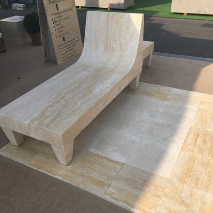 TRAVERTIN ROMANO CLASSICO - př&iacute;rodn&iacute; k&aacute;men z It&aacute;lie. Velmi obl&iacute;ben d&iacute;ky sv&eacute;mu elegantn&iacute;mu vzhledu a decentn&iacute; b&eacute;žov&eacute; kresbě, kter&aacute; se dobře kombinuje. Je vhodn&yacute; pro v&yacute;robu parapetů, obkladů, dlažeb, stolov&yacute;ch desek, krbov&yacute;ch ř&iacute;ms a pro řadu dal&scaron;&iacute;ch v&yacute;robků z př&iacute;rodn&iacute;ho kamene, skladem v kamenictv&iacute; TONE OF STONE.