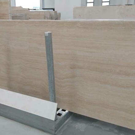 TRAVERTIN ROMANO CLASSICO - př&iacute;rodn&iacute; k&aacute;men z It&aacute;lie. Velmi obl&iacute;ben d&iacute;ky sv&eacute;mu elegantn&iacute;mu vzhledu a decentn&iacute; b&eacute;žov&eacute; kresbě, kter&aacute; se dobře kombinuje. Je vhodn&yacute; pro v&yacute;robu parapetů, obkladů, dlažeb, stolov&yacute;ch desek, krbov&yacute;ch ř&iacute;ms a pro řadu dal&scaron;&iacute;ch v&yacute;robků z př&iacute;rodn&iacute;ho kamene, skladem v kamenictv&iacute; TONE OF STONE.