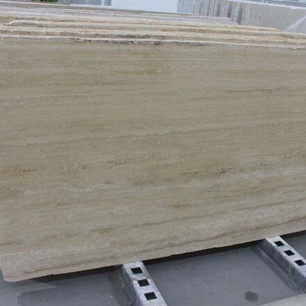 TRAVERTIN ROMANO CLASSICO - př&iacute;rodn&iacute; k&aacute;men z It&aacute;lie. Velmi obl&iacute;ben d&iacute;ky sv&eacute;mu elegantn&iacute;mu vzhledu a decentn&iacute; b&eacute;žov&eacute; kresbě, kter&aacute; se dobře kombinuje. Je vhodn&yacute; pro v&yacute;robu parapetů, obkladů, dlažeb, stolov&yacute;ch desek, krbov&yacute;ch ř&iacute;ms a pro řadu dal&scaron;&iacute;ch v&yacute;robků z př&iacute;rodn&iacute;ho kamene, skladem v kamenictv&iacute; TONE OF STONE.